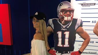 Fan de la NFL Elena Kassel à côté d'un modèle de l'ancien joueur des Patriots Julian Edelman. Fan de la NFL Elena Kassel à côté d'un modèle de l'ancien joueur des Patriots Julian Edelman.
