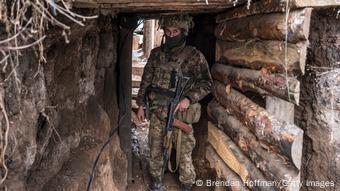 Український військовий в бліндажі поблизу Нью Йорка на Донбасі
