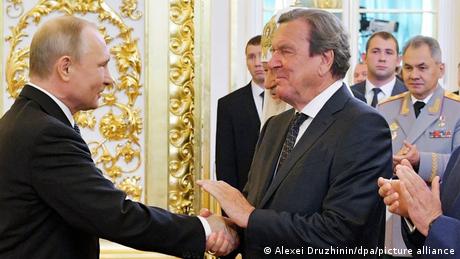 Бившият германски канцлер Шрьодер нито се дистанцира от Путин нито