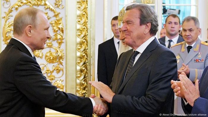 Gerhard Schröder accueilli par Vladimir Poutine à Moscou en 2018