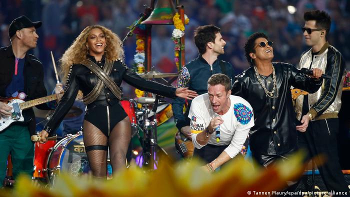 Beyonce, Chris Martin von Coldplay und Bruno Mars stehen 2016 auf der Bühne vom Super Bowl.