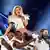 Lady Gaga wird bei ihrer Superbowl-Show 2017 von mehreren Männern getragen und singt dabei. 
