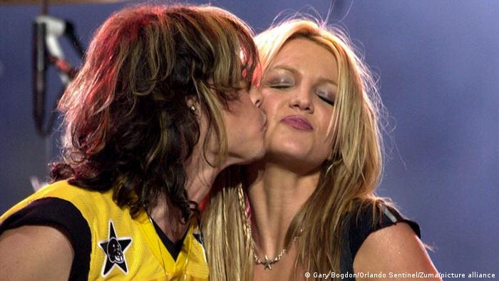 Aerosmith-Sänger küsst Britney Spears 2001 beim Super Bowl.