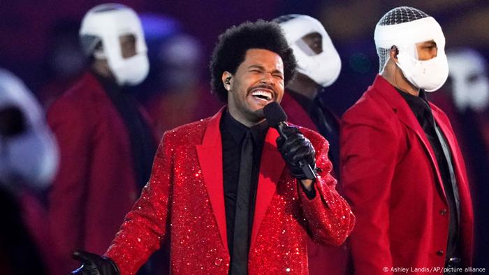 The Weeknd im roten Glitzerjackett beim Super Bowl 