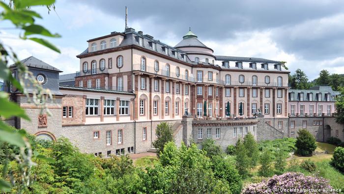 Zamek Buehlerhoehe koło Buehl w Badenii-Wirtembergii należy do rodziny Nazarbajewa
