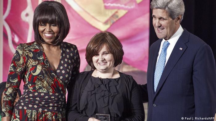 Elena Milashina mit Michelle Obama und John Kerry