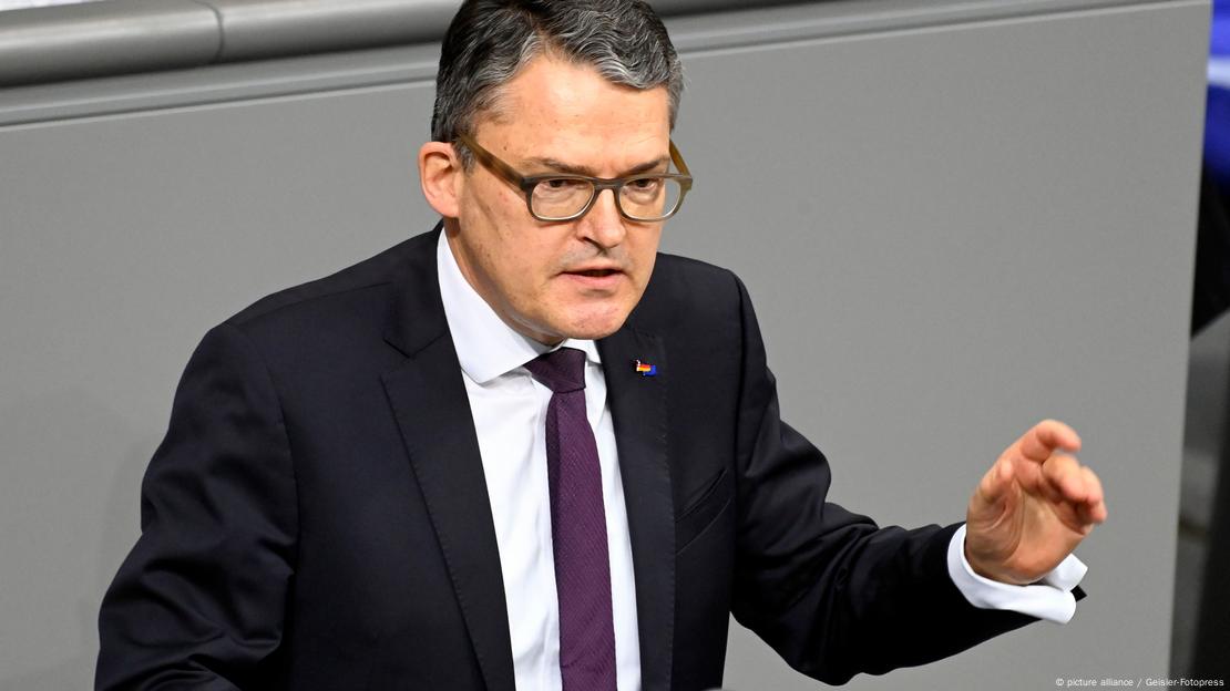 Roderich Kiesewetter, CDU kërkon që njerëzve t'u thuhen disa të vërteta - Kiesewetter me dorën gnritur flet në Bundestag