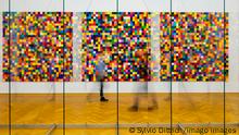 04.02.2022
Entertainment Bilder des Tages Ausstellung Ausstellung der Staatlichen Kunstsammlungen Dresden Gerhard Richter. Portraits. Glas. Abstraktionen anlässlich des 90. Geburtstages des Künstlers im Albertinum. Fotografen vor 4900 Farben 901A 2007 Dresden Sachsen GERMANY