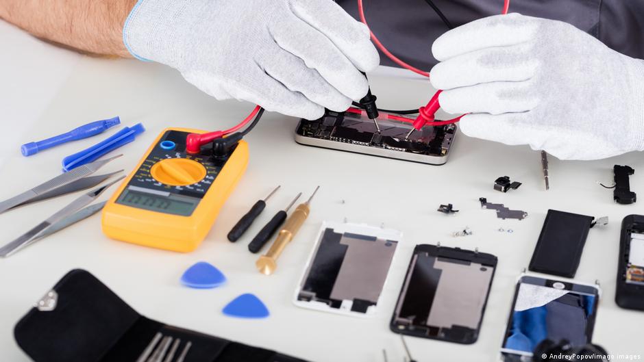 Standardno se u mobilnim telefonima temeljno brišu svi podaci bivšeg korisnika, proveravaju se sve funkcije - i tek onda ide u prodaju