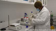 10.12.2021
Forschungs- und Entwicklungstrainee Konanani Tshikalange arbeitet im Mikrobiologie-Labor von Afrigen. Das Biotechnologieunternehmen Afrigen Biologics and Vaccines im südafrikanischen Kapstadt entwickelt Afrikas ersten eigenen Corona-Impfstoff. Dieser soll das hochwirksame mRNA-Präparat von Moderna nachahmen und damit Afrikas Abhängigkeit von der Pharma-Industrie reduzieren.