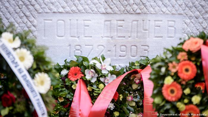 Венци на гробот на македонскиот револуционер Гоце Делчев положени при одбележувањето на 150-годишнината од неговото раѓање