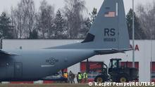 Самолет с военной помощью Украине на аэродроме в польском городе Жешув 