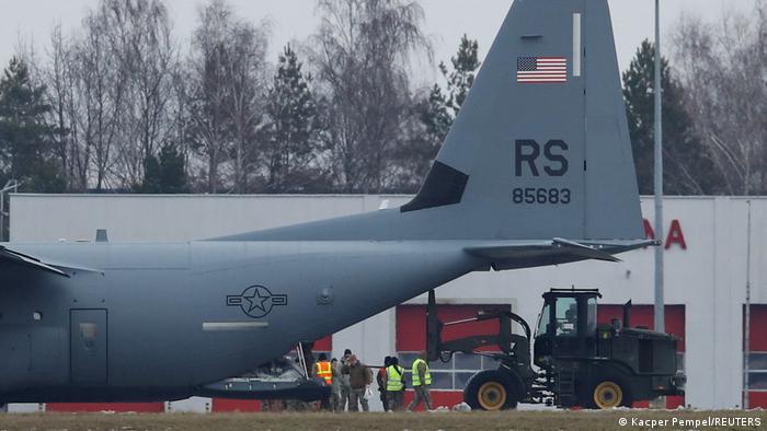 Військові розвантажують літак у аеропорті Жешув-Ясенка