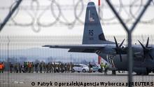 تعزيزات أمريكية تصل بولندا وروسيا تنقل طائرات لبيلاروسيا