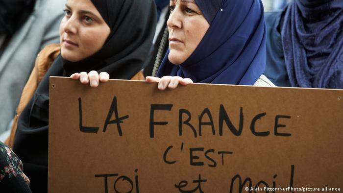 Muslim Prancis berdemonstrasi melawa islamofobia