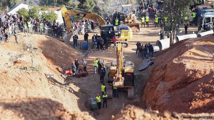 عملت فرق الإنقاذ على إمتداد 100 ساعة وسط حضور لافت للمتطوعين والمتضامنين من كل أنحاء المغرب عملت فرق الإنقاذ على إمتداد 100 ساعة وسط حضور لافت للمتطوعين والمتضامنين من كل أنحاء المغرب