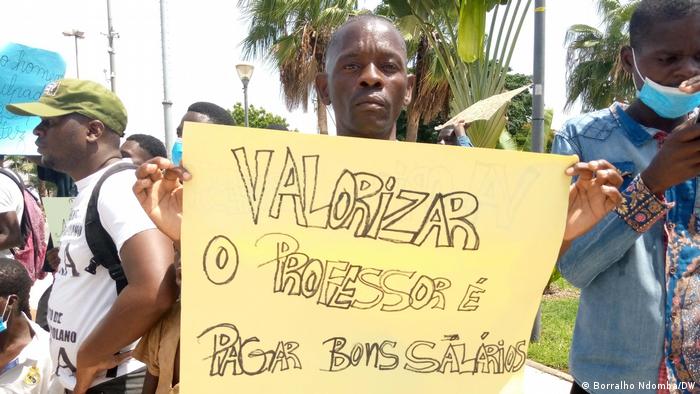 Manifestação de estudantes em apoio aos professores universitários em Luanda
