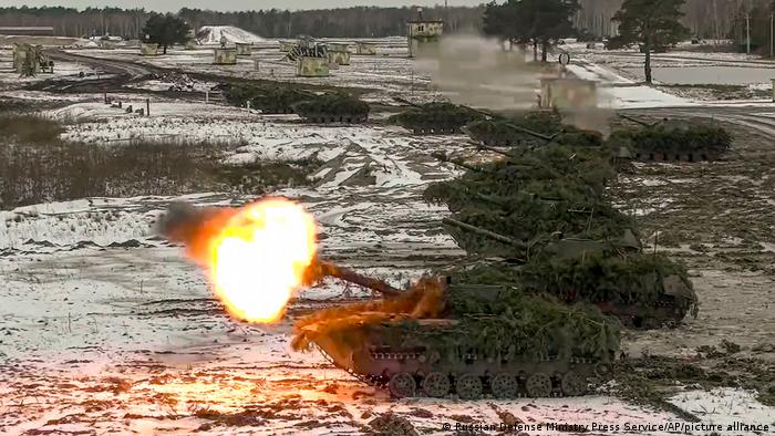 ¿Ejercicio, amenaza, preparación para la guerra? Tanques rusos de maniobra en Bielorrusia.