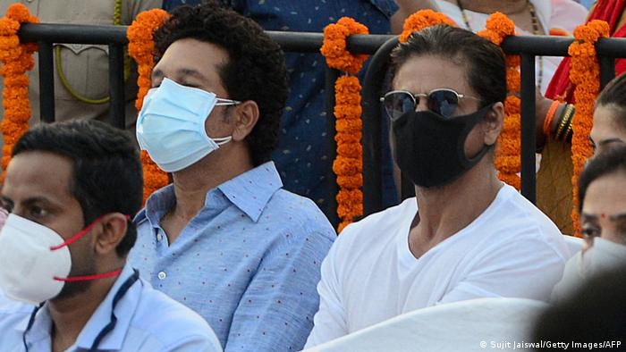 Bollywood actor Shah Rukh Khan (R) and former Indian cricketer Sachin Tendulkar (L) at Mangeshkar's funeral in Mumbai