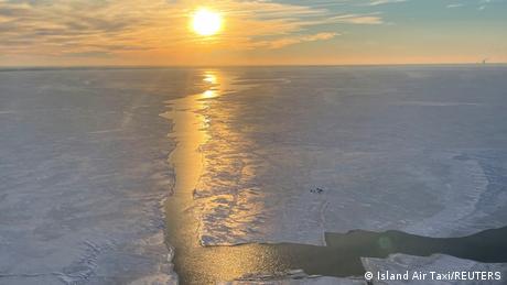 USA | Menschen auf einer Eisscholle vor Catawba im Lake Erie