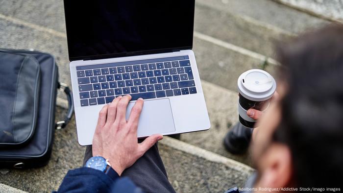 Bărbat cu laptop