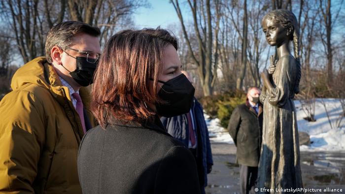 Analena Berbok i njen ukrajinski kolega Dmitro Kuleba kod spomenika Gladomor (februar 2022.)