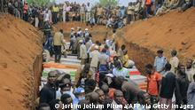 4.2.2022, Ituri, DR Kongo, TOPSHOT - Civilians and Red Cross volunteers attend on February 4, 2022 the burial of 62 displaced people who were massacred on the night of February 1, 2022 in the Plaine Savo IDP camp near Bule in Ituri province, northeastern Democratic Republic of Congo. - This massacre is attributed by the authorities to militiamen of CODECO (Cooperative pour le developpement du Congo), an armed group structured around a religious sect. They claim to be defending the interests of the Lendu tribe against the army and the Hema tribe. (Photo by JORKIM JOTHAM PITUWA / AFP) (Photo by JORKIM JOTHAM PITUWA/AFP via Getty Images)