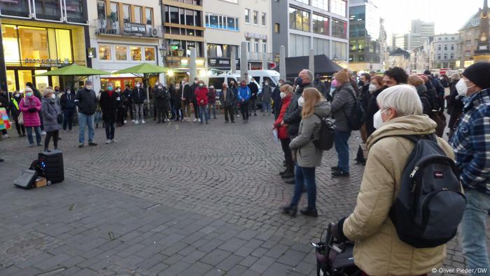 Manifestantes en la zona peatonal de Bonn