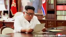 Dieses undatierte von der nordkoreanischen Regierung zur Verfügung gestellte Bild zeigt Kim Jong Un, Staatschef von Nordkorea, der einen angeblichen Brief von dem US-Präsidenten Trump liest. Am Dienstag, den 25.02.2019 sagte Südkoreas Präsident Jae-In, dass scheinbar nordkoreanische und US-amerikanische Beamte hinter den Kulissen Gespräche führen, um einen dritten Gipfel zwischen den Staats- und Regierungschefs der Länder in die Wege zu leiten. +++ dpa-Bildfunk +++