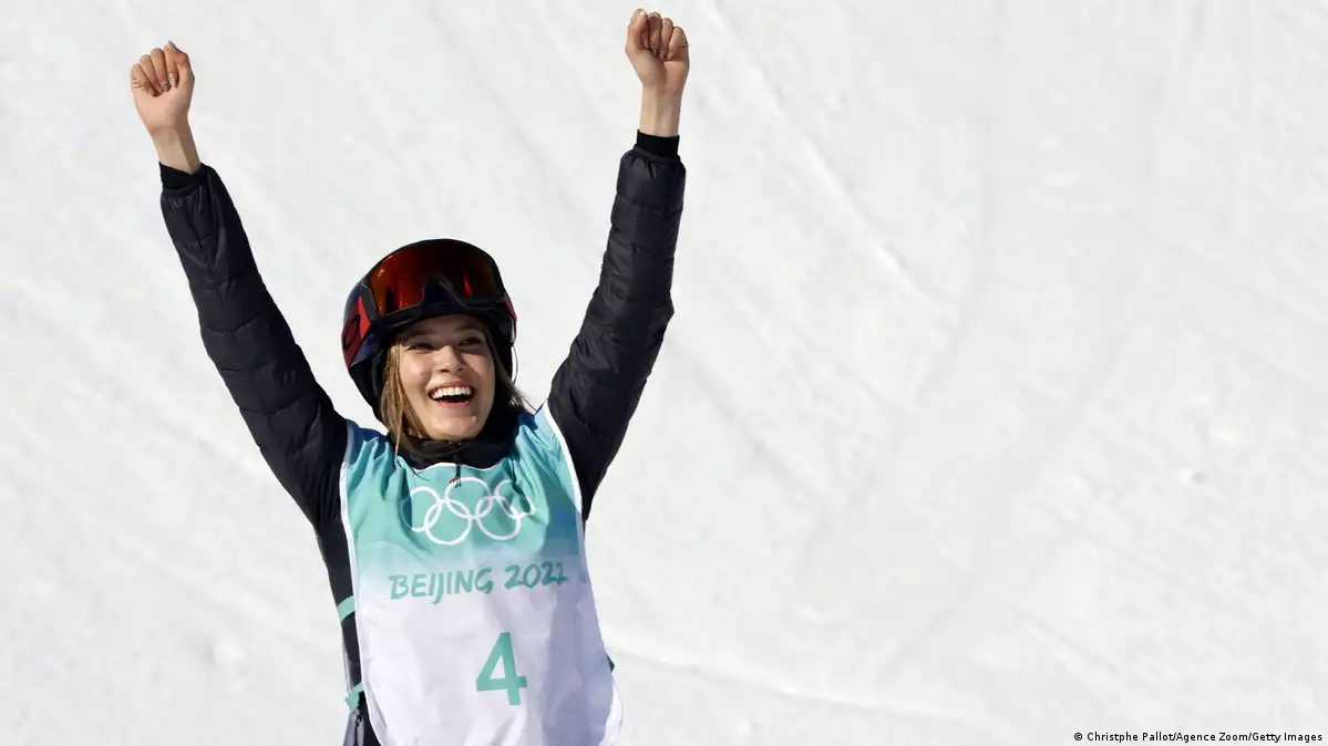 Eileen Gu soars in first Olympic moment – DW – 02/08/2022