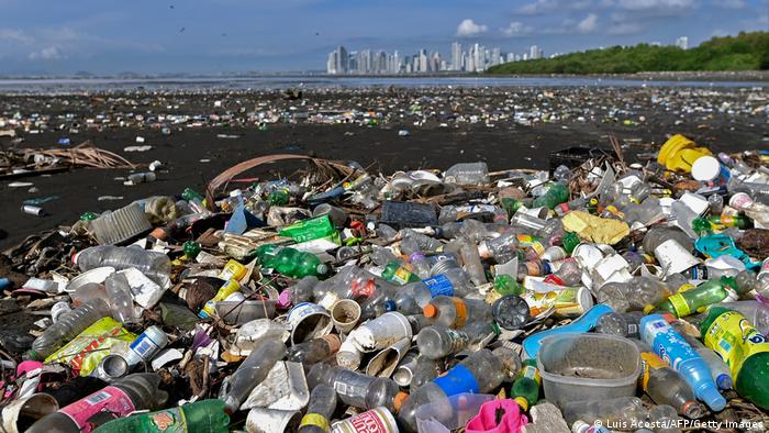 Basura, incluidos desechos plásticos, en la playa de Costa del Este, en Ciudad de Panamá.