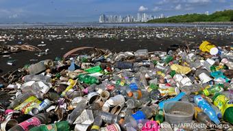 Basura, incluidos desechos plásticos, en la playa de Costa del Este, en Ciudad de Panamá.