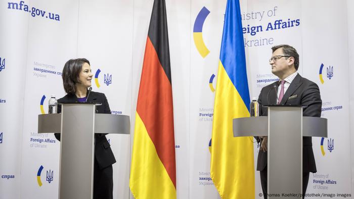 Außenministerin Annalena Baerbock und ihr ukrainischer Kollege Dmytro Kuleba bei der Pressekonferenz am Montag in Kiew Außenministerin Annalena Baerbock und ihr ukrainischer Kollege Dmytro Kuleba bei der Pressekonferenz am Montag in Kiew