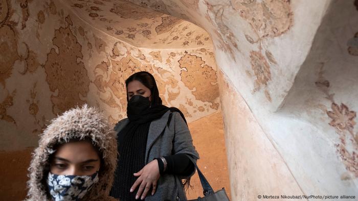 Zwei Frauen mit Gesichtsmasken in einer Moschee