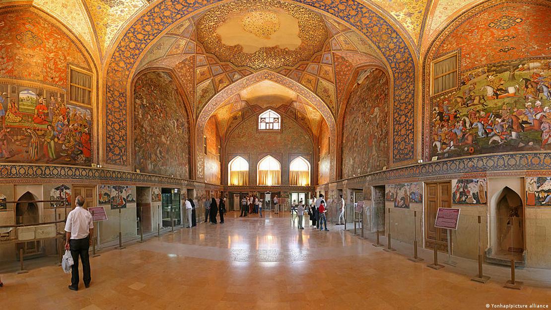 Interior del palacio Chehel Sotoun, en Isfahán, Teherán.