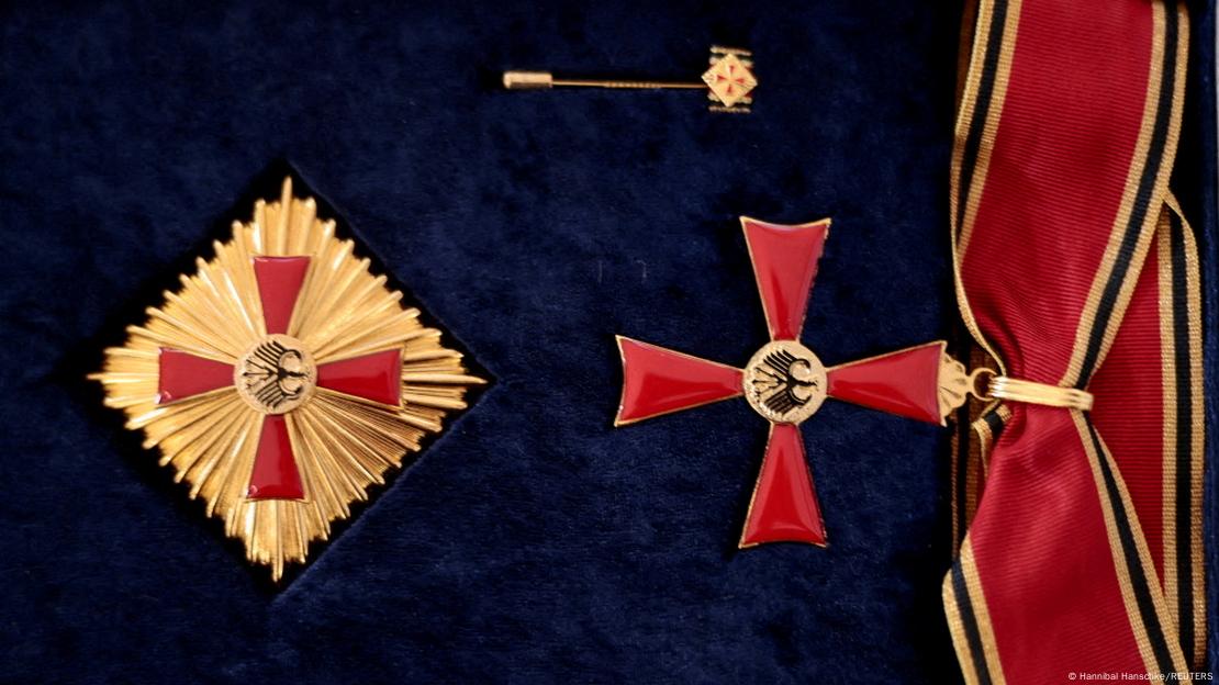 Ülkedeki en yüksek devlet madalyası olan Almanya Federal Cumhuriyeti Liyakat Nişanı Ülkedeki en yüksek devlet madalyası olan Almanya Federal Cumhuriyeti Liyakat Nişanı