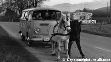 5077057 (900194) Ölkrise 1973: Zwei Pferde als Gespann ziehen einen VW - Kleinbus bei Weilheim in Oberbayern während der Zeit der Ölkrise und Auto - Fahrverbote, 25.11.1973. Die Wirtsleute vom Gasthof Obermühle in Habach bei Weilheim holten ihre Gäste stets vom Bahnhof ab. Am 25. November 1973 mussten sie dafür jedoch zwei Pferde vor ihren VW-Bus spannen