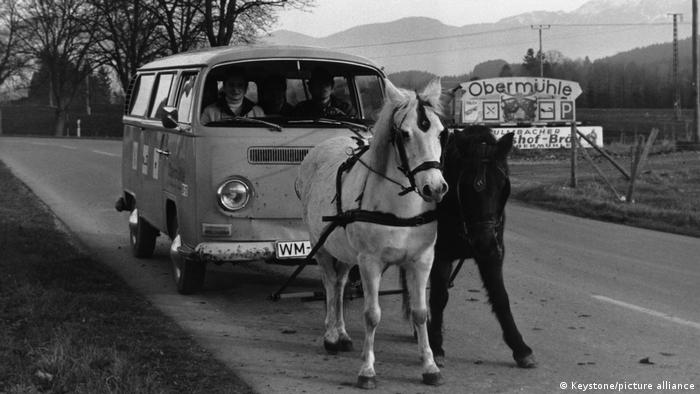 Ölkrise 1973 Zwei Pferde als Gespann ziehen einen VW