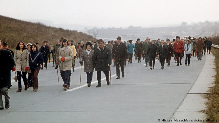 Местные жители гуляют в воскресенье 9 декабря 1973 года по автобану из-за запрета пользоваться автомобилями