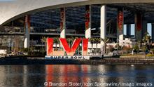 INGLEWOOD, CA - FEBRUARY 07: A general exterior view of Super Bowl LVI logo outside SoFi Stadium on February 7, 2022, in Inglewood, CA. Photo by Brandon Sloter/Icon Sportswire NFL, American Football Herren, USA FEB 07 Super Bowl LVI - SoFi Stadium Icon220207025 