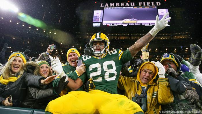 Le porteur de ballon des Green Bay Packers AJ Dillon célèbre avec ses fans. Le porteur de ballon des Green Bay Packers AJ Dillon célèbre avec ses fans.