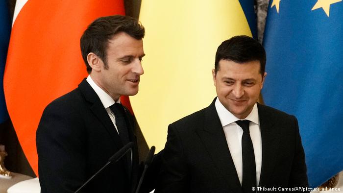 Der ukrainische Präsident Selenskyj (rechts) empfing in Kiew seinen französischen Kollegen Macron wenige Tage vor dem russischen Angriff