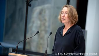 Wiebke Ahrndt at a lectern