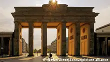 Brandenburger Tor am fruehen Morgen im Gegenlicht, Berlin, Deutschland, Europa