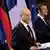المستشار الألماني أولاف شولتس يتوسط الرئيس الفرنسي إيمانويل ماكرون والرئيس البولندي أندريه دودا