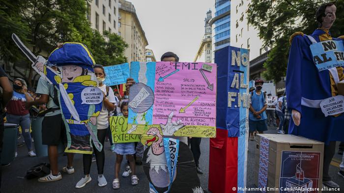 Foto de personas que protestan en Argentina contra el acuerdo con el FMI 