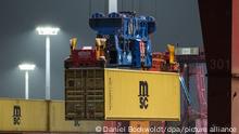 Ein Containerschiff liegt im Hafen an einem Terminal und wird entladen. Bundeswirtschaftsminister Habeck stellt heute den Jahreswirtschaftsbericht 2021 vor. +++ dpa-Bildfunk +++