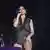 Elinde mikrofonla Dua Lipa