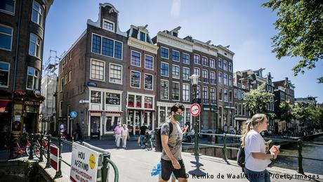 Властите в Нидерландия разследват полицейски центрове на китайските власти в