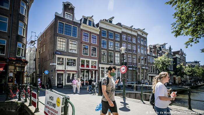 Властите в Нидерландия разследват полицейски центрове на китайските власти в